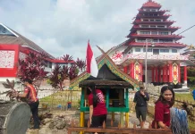 Bersih Lingkungan Balai Kaharingan Sambut Hari Suci Nyepi