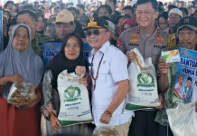 Gubernur Kalteng Salurkan Bantuan Pangan Presiden di Kotawaringin Barat