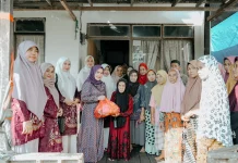 Ny.Hj.Siti Saniah Wiyatno Berbagi Tali Asih dengan Para Lansia di Bulan Ramadhan