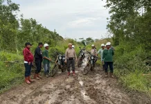 Gunakan Motor Trail, Bupati Kapuas Tinjau Jalan Rusak