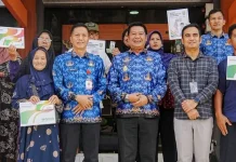 Wabup Barut Serahkan Tabungan Bank Kalteng dan Kartu Huma Betang