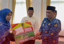 Bupati Shalahuddin Lepas Jamaah Umrah dan Berikan Bonus Juara MTQH Kalteng