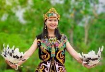 Menguak Rahasia Paras "Oriental" Suku Dayak