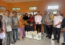Polsek Pahandut Kawal Distribusi Bantuan Pangan untuk Warga Langkai