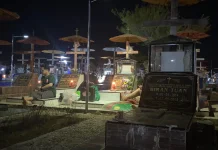 Ribuan Umat Kristen Ikuti Ibadah Malam Paskah di Pemakaman
