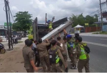 Satpol PP Kota Palangka Raya Tertibkan Reklame di Tempat Umum