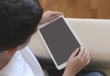 Penggunaan Gadget pada Balita Sebabkan Hiperaktif dan Gangguan Regulasi Emosi