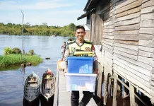Susuri Sungai dengan Kelotok, Tim Kesehatan Polda Kalteng Jangkau Warga Pedalaman