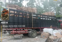 Muatan Truk Fuso Ekspedisi Terbakar, Damkar Kobar Bertindak Cepat