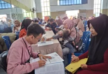 Warga Arut Selatan Terima Kartu PKH dan KKS