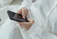 Bangun Pagi Langsung Cek HP, Kebiasaan Baik atau Buruk?