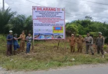 Satpol PP Kobar Pasang Baliho Larangan Berjualan di Mendawai Seberang
