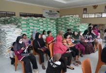 Pemko Palangka Raya Salurkan Beras Bantuan Pangan di Kelurahan Menteng