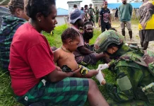 Prajurit Satgas Yonif 621/Manuntung Kalsel Sentuh Hati Warga Sinak