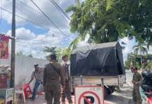 Satpol PP Kobar Tertibkan PKL di Depan RSUD Sultan Imanuddin