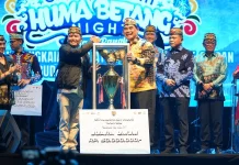 Bupati Barito Utara Terima Piala Juara Umum FBIM 2026