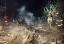 Damkar Kobar Padamkan Kebakaran Warung di Arut Selatan