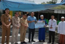 Bupati Kapuas Serahkan Hewan Kurban untuk Masjid Darul Muttaqin Kecamatan Selat