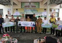 Wali Kota Palangka Raya Serahkan Bantuan Sapi Kurban