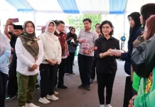 Gubernur Kalteng Bagi Daging Qurban untuk Masyarakat di Istana Isen Mulang