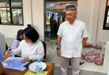 Disnakertrans Kalteng Bagikan Daging Kurban Kepada Kaum Disabilitas