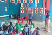 Edukasi sejak Dini, Puluhan Siswa SD IT Budi Luhur Serbu Markas Damkar Kobar