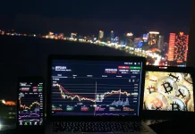 Pengamat Ekonomi: Pelemahan Rupiah Tekan Investasi dan Biaya Produksi Nasional