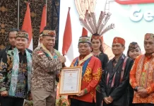 Bupati Kapuas Terima Penghargaan dan Medali Kehormatan Gerdayak Indonesia