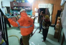 Rumah Warga Kumai Hulu Terendam, TRC BPBD Kobar Sedot Genangan Banjir