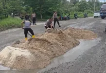 Kolaborasi Dinas PUPR, Polsek dan Pelaku Usaha Percepat Perbaikan Jalan di Kumai