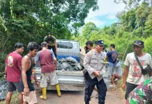 Semangat Gotong Royong, Anggota Polri Ikut Perbaiki Jembatan Bersama Warga