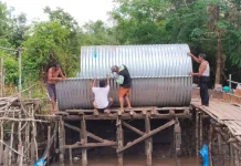 Warga Kelurahan Marang Bangun Kembali Jembatan Akses Darurat