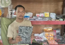 Lawan Keterbatasan Fisik, Azmi Rintis Kemandirian Ekonomi dari Toko Plastik