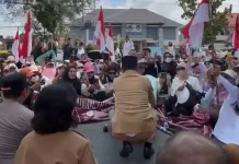 Warga Kalteng Serukan Dukungan Program MBG di Depan Kantor Gubernur
