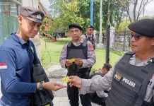 Aksi Damai, Sidokkes Polresta Palangka Raya Bagikan Vitamin