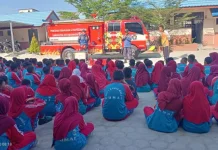 Edukasi sejak Dini, Damkar Kobar Gelar Simulasi Kebakaran di SDN 1 Kumai Hulu