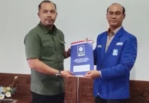 Tomy Irawan Serahkan Kompensasi Caleg PAN Peraih Suara 10 Persen