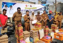 Kebakaran Natai Suka, Sekda Kobar Serahkan Bantuan Logistik dan Dokumen Baru