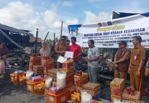 Disdukcapil Kobar Serahkan Dokumen Adminduk Pengganti Korban Kebakaran