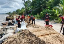 Cegah Abrasi di Desa Keraya, BPBD Kobar Pasang Geobag Penahan Gelombang