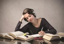 Mendengarkan Lagu Semangat Obati Patah Hati