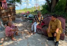 Dinsos Kobar Evakuasi Pasangan Lansia Terlantar di Sungai Kapitan