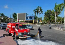 Dua Motor Terjatuh, Damkar Kobar Bersihkan Tumpahan Minyak di Bundaran Pancasila