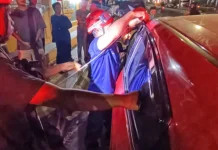 Damkar Kobar Evakuasi Korban Terkunci di dalam Mobil
