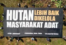 Hari Masyarakat Adat Sedunia, Warga Desa Tongka Bentangkan Spanduk Aspirasi