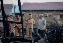Wabup Kapuas Tinjau dan Salurkan Bantuan bagi Korban Kebakaran Palingkau Lama