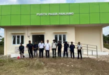Sambut HUT Ke-81 RI, Warga Binaan Lapas Pangkalan Bun Bersihkan Pustu Pasir Panjang