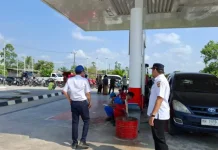 Dishub Kobar Tertibkan Antrean Kendaraan di SPBU Bundaran Tudung Saji