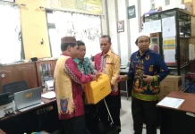 Kemenag Kapuas Serahkan Alat Kalibrasi Arah Kiblat ke KUA Kecamatan