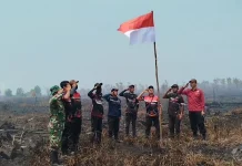Hari Kemerdekaan ke 81 RI, Merah Putih Berkibar di Lahan Gambut Terbakar